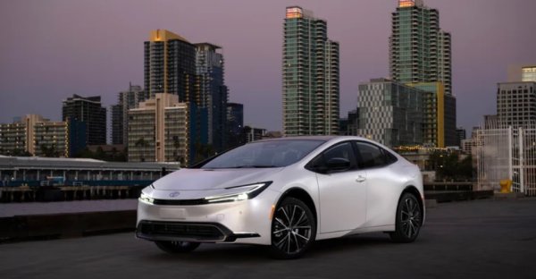 Prius е може би най-значимата кола на Toyota през този век. Не само се превърна в много успешен модел сам по себе си, с повече от 6 милиона продадени бройки от създаването си през 1997 г., но проправи пътя за несравнимия успех на хибридните задвижвания на японците. Компанията е продала повече от 14 милиона такива  до момента, а само през 2023 г.  около 3,5 милиона хибрида. Това са някои невероятни числа и всичко това е благодарение на Prius.

Техниците на Toyota трябваше да преодолеят някои значителни инженерни предизвикателства  преди хибридната система да бъде готова за премиерата. Марката искаше да създаде превозно средство, което има двойно по-голяма ефективност от типичен автомобил на бензин. Усилията доведоха до най-модерната хибридна система в света: бензинов двигател, два моторни генератора, планетарна предавка и никел-метал хидридна батерия. В резултат на това хибридите на Toyota могат да ускоряват само с електричество, след което безпроблемно да преминат към използване на цялата хибридна система.

Заради своята ефективност и зелен имидж -  Prius стана много популярен сред знаменитостите, но също така беше обект на подигравки сред истинските автомобилни фенове. И понякога това беше оправдано - просто погледнете Prius от четвърто поколение. За щастие най-новото пето поколение се справя с всички недостатъци. Той е много по-бърз от преди, ускорявайки  за малко над 7,0 секунди за версията с AWD, а стилът му наистина впечатлява . Да се надяваме, че Toyota ще създаде и GR версия, както твърдят слухове, така ще накара противниците да си прехапят езиците.